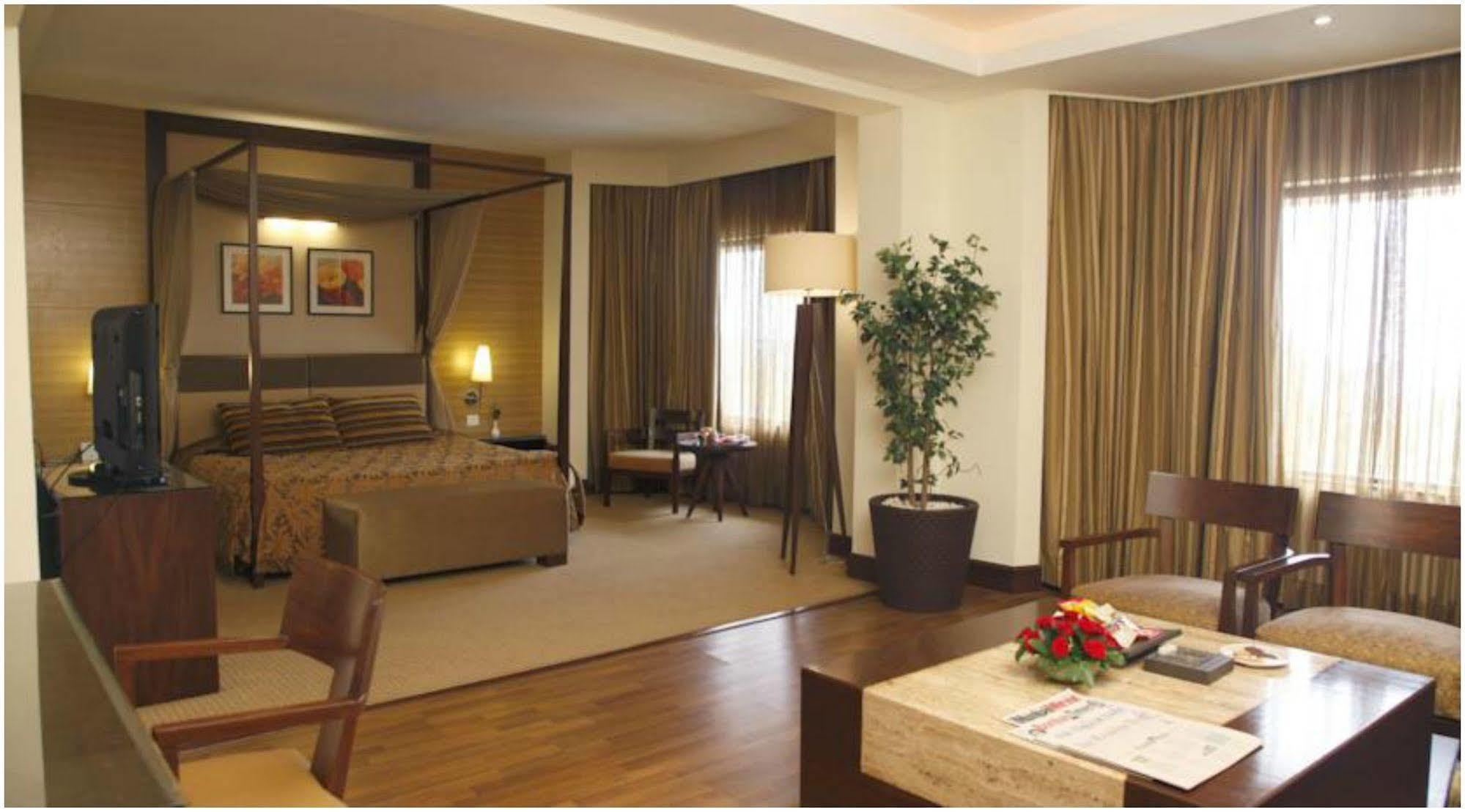 The Retreat Hotel & Convention Centre Mumbai Kültér fotó